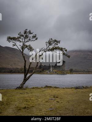 Ein vertikales Bild von Kilchurn Castle an einem bewölkten Tag. Lochawe, Dalmally, Großbritannien. Stockfoto