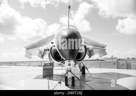 Eine Graustufenaufnahme eines Jet auf der USS Yorktown am Patriots Point Stockfoto