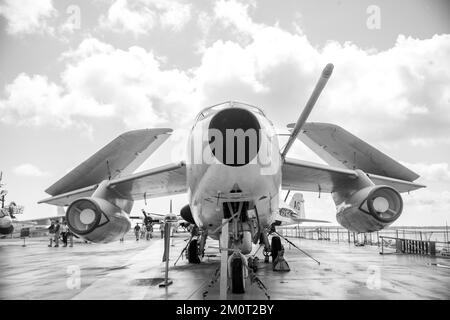 Eine Graustufenaufnahme eines Jet auf der USS Yorktown am Patriots Point Stockfoto