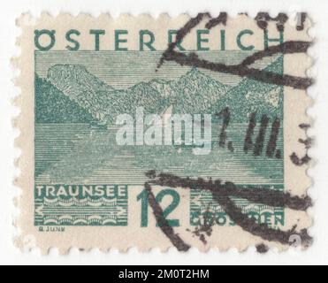 ÖSTERREICH - 1932: Ursprünglich annullierte österreichische 12 groschen blau-grüne Briefmarke. Österreichische Städte: Traunsee Stockfoto