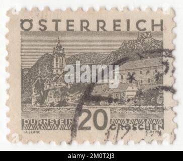 ÖSTERREICH - 1932: Ursprünglich annullierte österreichische 20 gröngraue Briefmarke. Österreichische Städte: Durnstein Stockfoto