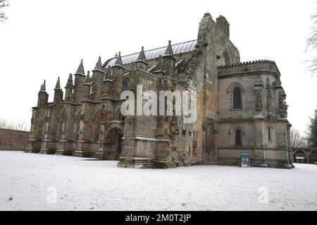 Rosslyn Chapel in Edingburgh nach einer leichten Schneestaubung. Foto: Donnerstag, 8. Dezember 2022. Stockfoto