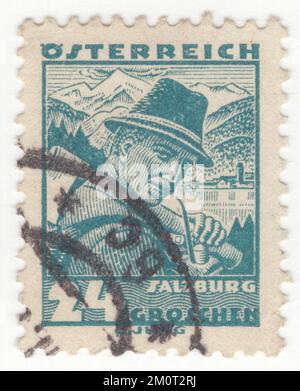 ÖSTERREICH - CA. 1934: Ursprünglich annullierte österreichische 24 Groschen grünlich-blaue Briefmarke. Kostüme verschiedener Bezirke: Salzburg Stockfoto