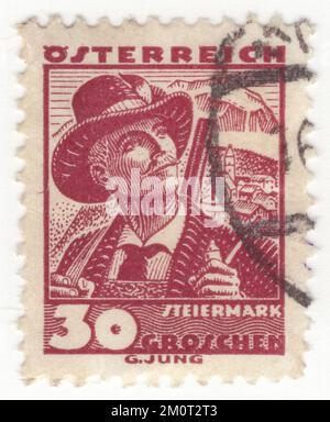 ÖSTERREICH - 1932: Ursprünglich annullierte österreichische 30 groschen kastanienbraune Briefmarke. Kostüme verschiedener Bezirke: Steiermark Stockfoto