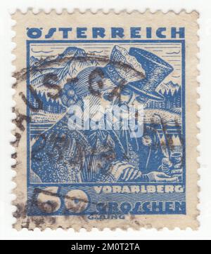 ÖSTERREICH - 1934: Ursprünglich annullierte österreichische Briefmarke 60 Groschen Ultramarine. Kostüme verschiedener Bezirke: Das Brautpaar Vorarlberg Stockfoto