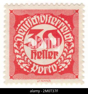 ÖSTERREICH — 1920: Eine leuchtend rote Briefmarke von 30 heller. Numerische und geometrische Verzierungen. Ausgabe der Ersten Republik Stockfoto