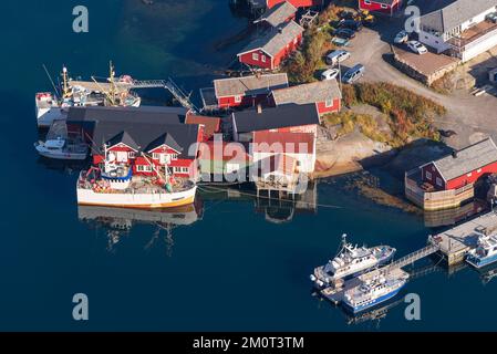 Norwegen, Nordland, Lofoten-Inseln, Moskenesoy-Insel, Blick auf die Fischerdörfer reine, Sakrisoy, Toppoy und Hamnoy von Reinebringen (448m) Stockfoto