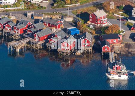 Norwegen, Nordland, Lofoten-Inseln, Moskenesoy-Insel, Blick auf die Fischerdörfer reine, Sakrisoy, Toppoy und Hamnoy von Reinebringen (448m) Stockfoto