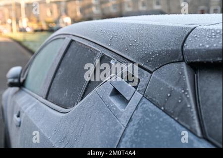 Kendal, Cumbria, 8. Dezember 2022. Gefriertemperaturen von -4 Grad Celsius treffen über Nacht auf Kendal in Cumbria und verursachten einen harten Frost über der historischen Stadt. Die Windschutzscheiben der Autos waren mit Eis bedeckt, der Dampf stieg über gefrorenen Dächern und die Parklandschaft war gefroren, nachdem der Troll von Trondheim viele Teile des Vereinigten Königreichs getroffen hatte. Quelle: Stop Press Media / Alamy Live News Stockfoto