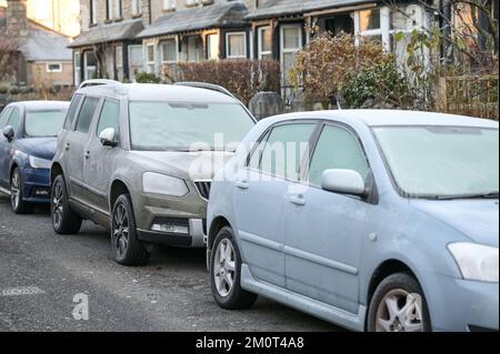 Kendal, Cumbria, 8. Dezember 2022. Gefriertemperaturen von -4 Grad Celsius treffen über Nacht auf Kendal in Cumbria und verursachten einen harten Frost über der historischen Stadt. Die Windschutzscheiben der Autos waren mit Eis bedeckt, der Dampf stieg über gefrorenen Dächern und die Parklandschaft war gefroren, nachdem der Troll von Trondheim viele Teile des Vereinigten Königreichs getroffen hatte. Quelle: Stop Press Media / Alamy Live News Stockfoto