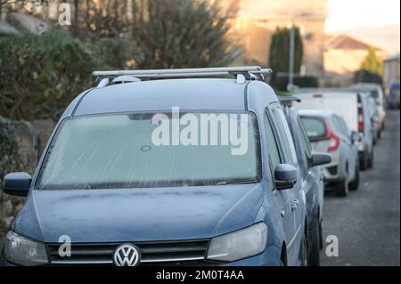 Kendal, Cumbria, 8. Dezember 2022. Gefriertemperaturen von -4 Grad Celsius treffen über Nacht auf Kendal in Cumbria und verursachten einen harten Frost über der historischen Stadt. Die Windschutzscheiben der Autos waren mit Eis bedeckt, der Dampf stieg über gefrorenen Dächern und die Parklandschaft war gefroren, nachdem der Troll von Trondheim viele Teile des Vereinigten Königreichs getroffen hatte. Quelle: Stop Press Media / Alamy Live News Stockfoto