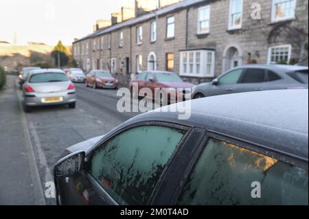 Kendal, Cumbria, 8. Dezember 2022. Gefriertemperaturen von -4 Grad Celsius treffen über Nacht auf Kendal in Cumbria und verursachten einen harten Frost über der historischen Stadt. Die Windschutzscheiben der Autos waren mit Eis bedeckt, der Dampf stieg über gefrorenen Dächern und die Parklandschaft war gefroren, nachdem der Troll von Trondheim viele Teile des Vereinigten Königreichs getroffen hatte. Quelle: Stop Press Media / Alamy Live News Stockfoto