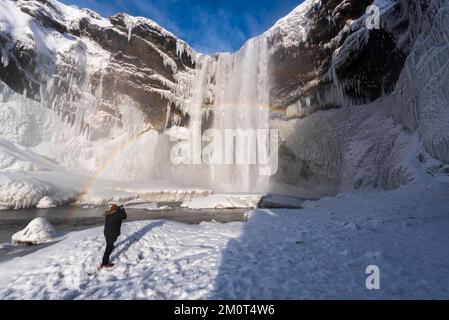 Island, Süd-Island, Skogar, Skogafoss, Regenbogen vor Skogafoss Stockfoto