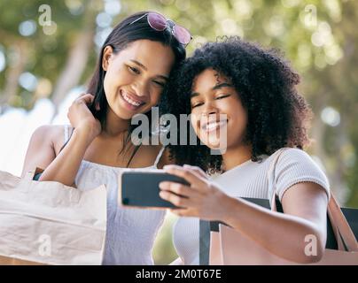 Selfie, Telefon und Freunde, die in der Stadt einkaufen, um Luxusrabatte, -Angebote oder -Aktionen zu erhalten. Glücklich, lächeln und Frauen machen ein Foto mit Stockfoto