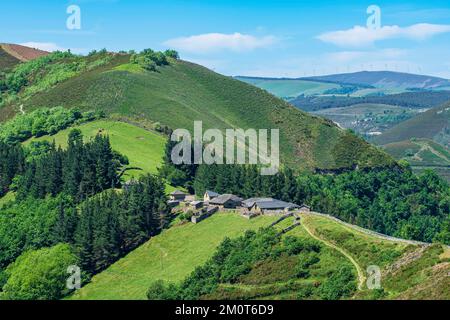 Spanien, Fürstentum Asturien, Gemeinde Allande, Dorf Montefurado auf der Camino Primitivo, spanische Pilgerroute nach Santiago de Compostela Stockfoto