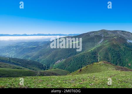 Spanien, Fürstentum Asturien, Gemeinde Allande, Landschaft auf dem Camino Primitivo, alternative Route durch Los Hospitales, spanische Pilgerroute nach Santiago de Compostela Stockfoto