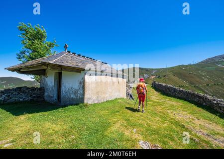 Spanien, Fürstentum Asturien, Gemeinde Allande, Dorf Montefurado, Kapelle Santiago, Wanderung auf der Camino Primitivo, spanische Pilgerroute nach Santiago de Compostela Stockfoto