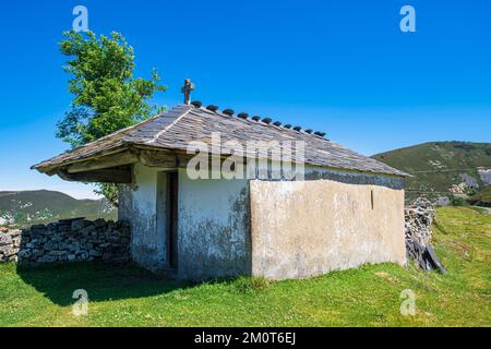 Spanien, Fürstentum Asturien, Gemeinde Allande, Dorf Montefurado, Kapelle von Santiago am Camino Primitivo, spanische Pilgerroute nach Santiago de Compostela Stockfoto