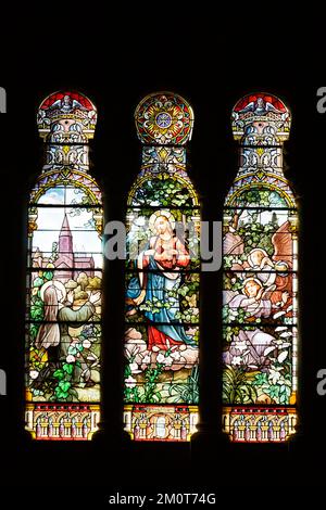 Frankreich, Meurthe et Moselle, Nancy, die Basilika Sacré Coeur de Nancy im römischen Byzantin-Stil, Rue de Laxou, Buntglasfenster von Jules Janin, "Erscheinung du Sacre Coeur"? Marguerite Marie (göttliche Erscheinung des heiligen Herzens von Marie Marguerite), zerstört durch Muscheln im Jahr 1917, restauriert im Jahr 1922 von Georges Janin und Jerome Benoit, mit zusätzlicher Vegetation, die an die Oberlichter im Jugendstil erinnert Stockfoto