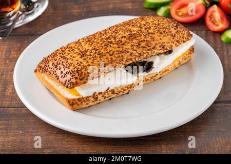 Oliven- und Käsesandwich mit türkischem Tee auf einem Holztisch Stockfoto