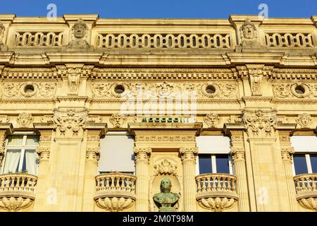 Frankreich, Meurthe et Moselle, Nancy, Fassade eines bürgerlichen Gebäudes im neoklassizistischen Stil mit einer Kommode von General Drouot an der Fassade, die 1903 vom Architekten Auguste Thierry in der Rue Saint Leon erbaut wurde Stockfoto