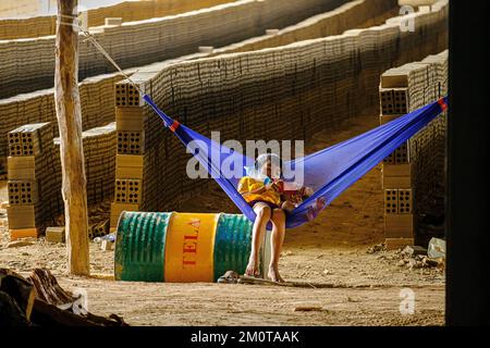 Kambodscha, Provinz Preah Vihear, Tonziegelmühle, 2 Brüder in einem Hamock Stockfoto