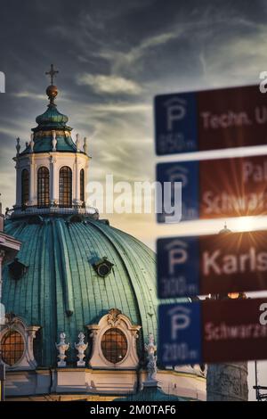 Karlskirche in Wien bei Sonnenaufgang Stockfoto