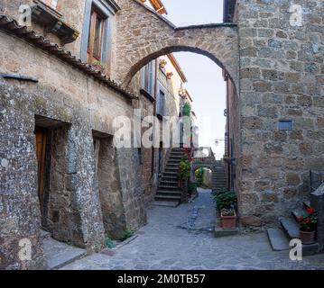 Italien, Latium, Civita di Bagnoregio, Dorfstraße Stockfoto