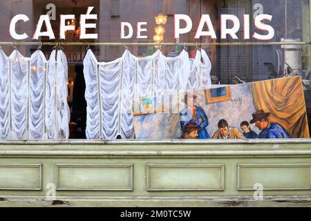 Frankreich, Puy de Dome, Auvergne Volcanoes Regional Natural Park, Massif du Sancy, Mont Dore, Ladenfront des Cafe de Paris, das zu Le Petit Paris geworden ist Stockfoto