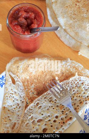 Frankreich, Puy de Dome, Auvergne Volcanoes Regional Natural Park, Massif du Sancy, Picherande, Creperie Chez la Jeanne, eine Pumpe (eine Art Crepe, die mit einem Blätterteig aus weißem Mehl, Buchweizen und Frühstücksmilch von Saint Nectaire hergestellt wird) mit Apfelquittenmarmelade Stockfoto