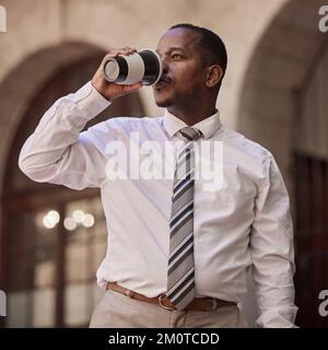 Geschäftsmann, Kaffeetrinken und visionäres Denken im morgendlichen Arbeitsalltag im Freien. Ein schwarzer Angestellter in der Pause trinkt ein warmes Getränk Stockfoto