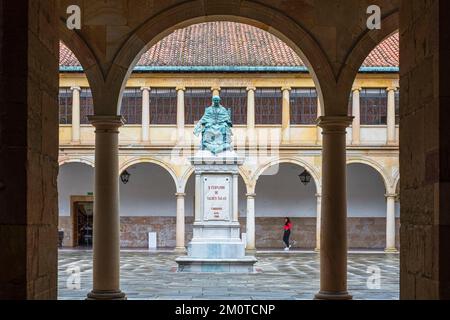 Spanien, Fürstentum Asturien, Oviedo, Bühne am Camino del Norte und Ausgangspunkt des Camino Primitivo, spanische Wallfahrtswege nach Santiago de Compostela, Statue des Erzbischofs Fernando de Valdes Salas im Innenhof der Bibliothek der Universität Oviedo Stockfoto