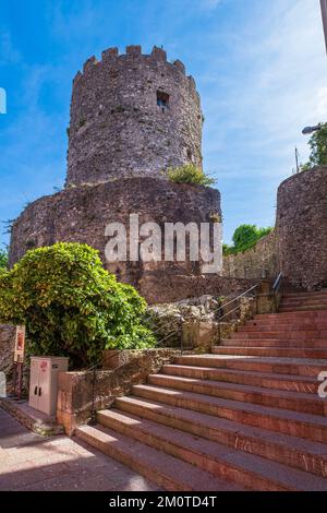 Spanien, Fürstentum Asturien, Llanes, Bühne am Camino del Norte, spanische Wallfahrtsroute nach Santiago de Compostela, Turm der mittelalterlichen Burg Stockfoto