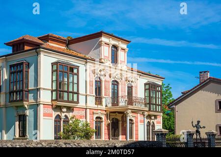 Spanien, Fürstentum Asturien, Llanes, Bühne am Camino del Norte, spanische Wallfahrtsroute nach Santiago de Compostela, Casa Mijares, Indiana Arch Stockfoto