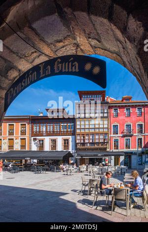 Spanien, Fürstentum Asturien, Llanes, Bühne am Camino del Norte, spanische Wallfahrtsroute nach Santiago de Compostela, Plaza Parres Sobrino im historischen Zentrum Stockfoto