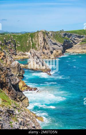 Spanien, Fürstentum Asturien, Llanes, Bühne auf dem Camino del Norte, spanische Wallfahrtsroute nach Santiago de Compostela, Panorama von der San Pedro Promenade Stockfoto