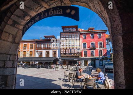 Spanien, Fürstentum Asturien, Llanes, Bühne am Camino del Norte, spanische Wallfahrtsroute nach Santiago de Compostela, Plaza Parres Sobrino im historischen Zentrum Stockfoto