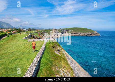 Spanien, Fürstentum Asturien, Llanes, Bühne auf dem Camino del Norte, spanische Wallfahrtsroute nach Santiago de Compostela, San Pedro Promenade Stockfoto