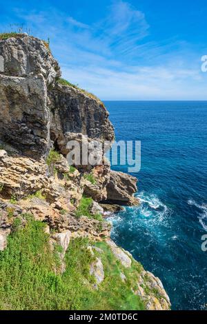 Spanien, Fürstentum Asturien, Llanes, Bühne auf dem Camino del Norte, spanische Wallfahrtsroute nach Santiago de Compostela, Panorama von der San Pedro Promenade Stockfoto
