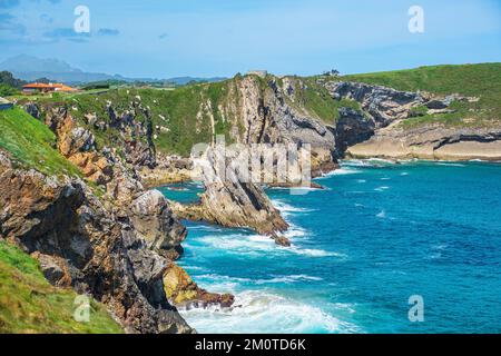 Spanien, Fürstentum Asturien, Llanes, Bühne auf dem Camino del Norte, spanische Wallfahrtsroute nach Santiago de Compostela, Panorama von der San Pedro Promenade Stockfoto