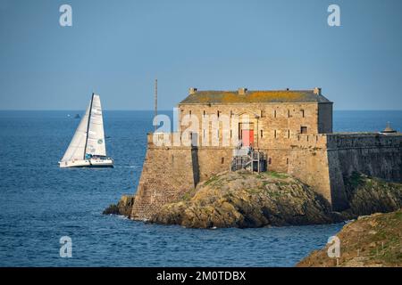 Frankreich, Ile et Vilaine, Saint Malo, Parade der RHUM MONO Boote in der Bucht von Saint-Malo, ELORA, Kapitän Olivier Nemsguern Stockfoto