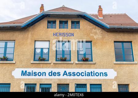 Frankreich, Allier, das Dorf Herisson mit der Aufschrift Petites Cites de Caractere, Maison des Associations, Bourbonnais Stockfoto