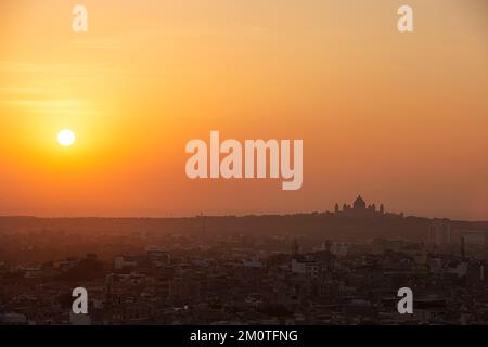 Indien, Rajasthan, Jodhpur, Sonnenaufgang über dem Umaid Bhawan Palast, einer der größten Privatresidenzen der Welt Stockfoto