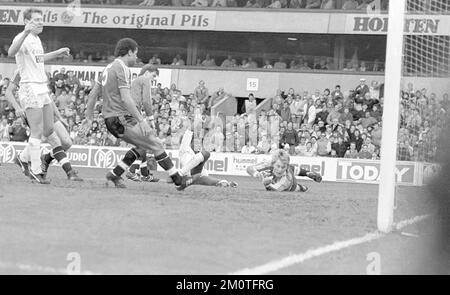 Mitchell Thomas erzielt das erste seiner beiden Tore, indem er den Ball an Manchester United Torhüter Gary Bailey vorbeischießt Stockfoto