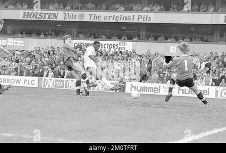 Mitchell Thomas erzielt das erste seiner beiden Tore, indem er den Ball an Manchester United Torhüter Gary Bailey vorbeischießt Stockfoto