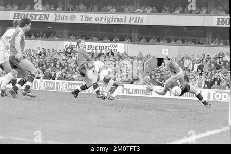 Mitchell Thomas erzielt das erste seiner beiden Tore, indem er den Ball an Manchester United Torhüter Gary Bailey vorbeischießt Stockfoto