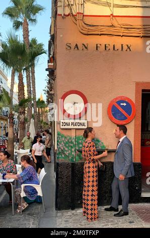 Spanien, Andalusien, Cadiz, La VI, ein Paar, das einen Drink vor der Casa Manteca Taverne trinkt Stockfoto