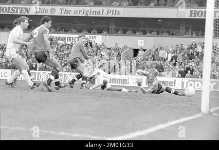 Mitchell Thomas erzielt das erste seiner beiden Tore, indem er den Ball an Manchester United Torhüter Gary Bailey vorbeischießt Stockfoto