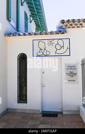 Frankreich, Alpes Maritimes, Vence, Rosenkranz-Kapelle, dekoriert von Henri Matisse, Altar in Rogne Stein, Kerzenleuchter und Kruzifix Stockfoto