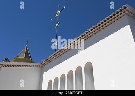 Frankreich, Alpes Maritimes, Vence, Rosenkranz-Kapelle, dekoriert von Henri Matisse, Außenansicht der Kapelle mit Buntglasfenstern und Kreuz dekoriert mit Halbmonden Stockfoto